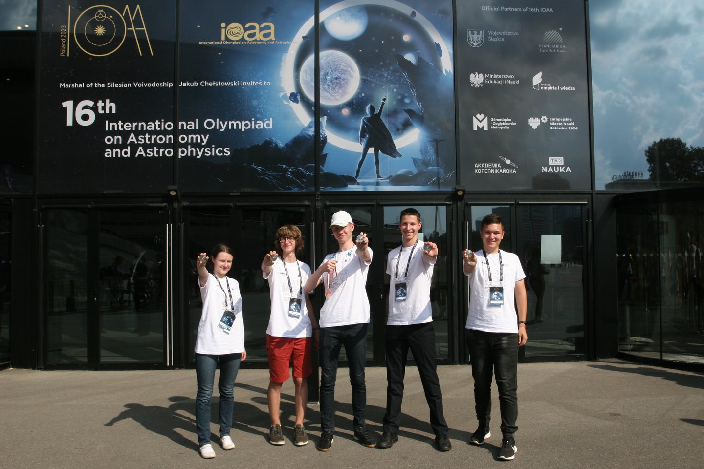 Iš Tarptautinės astronomijos ir astrofizikos olimpiados (IOAA), vykusios rugpjūčio 10–20 d. Lenkijos Chožuvo mieste, Lietuvos komanda grįžo su bronzos medaliu ir dviem pagyrimo raštais.<br> V.Dobrovolsko nuotr.