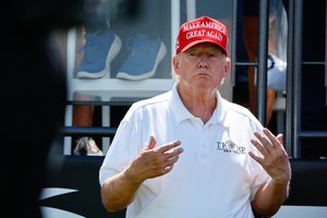 Džordžijos valstijos institucijoms pasidavė pirmi kaltinamieji D. Trumpo byloje