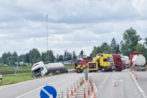 Per avariją „Via Baltica“  kelyje pagalbos prireikė ir patiems pagalbininkams: gelbėjimo operacija užtruko
