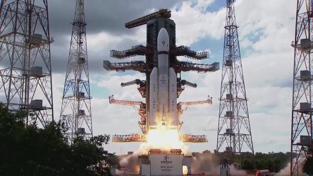 Indija bando dar kartą: ruošiasi savo erdvėlaivio nuleidimui Mėnulio pietų ašigalyje
