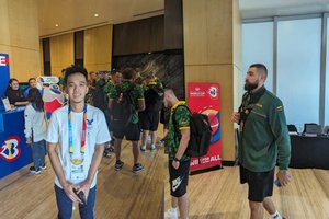 Išvydęs atvykusį J. Valančiūną savanoris iš Manilos tiesiog nušvito: iškart pasakė, ko trokšta, bet negali paprašyti