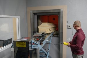 Menininkė uždirba iš netradicinių artimuosius palaidojusių žmonių prašymų – į namus užsakovų stengiasi neįsileisti