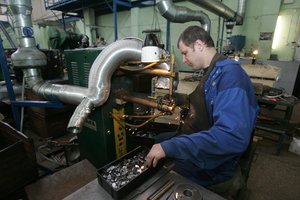 Skelbia, kiek per liepą susitraukė pramonės produkcija