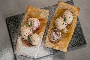 Lengvai paruošiamas apverstas obuolių pyragas iš sluoksniuotos tešlos