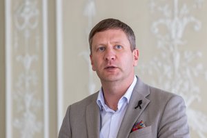 Ministras S. Kairys – apie paminklą J. Marcinkevičiui: skubėti nereikėtų