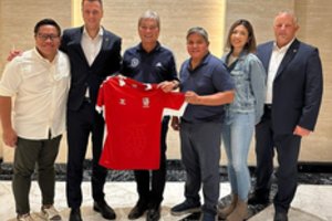 Netikėtas sutapimas: LFF prezidentas Filipinuose susitiko su šalies futbolo atstovais