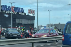 Per avariją Vilniuje nukentėjo motociklininkas