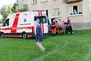 Kėdainiuose žuvo iš penkto aukšto balkono iškritęs 36-erių vyras