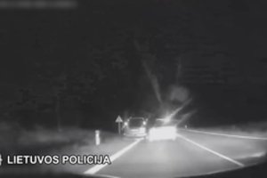 Kvapą gniaužiančios nakties gaudynės kelyje Birštonas-Trakai: sudaužyti net keli policijos automobiliai