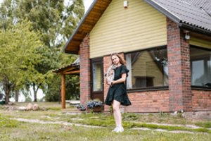 Vieno kambario butą iškeitė į 1934-aisiais statytą namą: susikūrė tikrą rojų šeimai