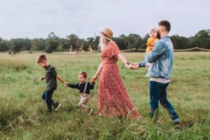 Keturi mitai apie vaikų globą: klaidingos nuostatos stabdo suteikti galimybę augti šeimoje