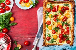 Greitai paruošiamas pyragas su pomidorais: lengva, vasariška ir gardu
