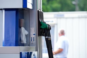 Siūlo neskubėti pildyti bakų: degalų kainos netrukus pradės ridentis žemyn – tam yra esminė priežastis