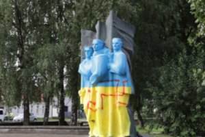 Ukmergėje vandalai užpiešė svastiką ant „Vėliavnešių“ skulptūros