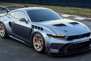 „Ford“ pristato naują arkliuką – „Mustang“, kuris variklio galią keis realiu laiku