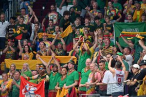 Dėl bilietų Maniloje – ir rimtos problemos: kol vieni lietuviai linksmi traukė į areną, kai kurie piktinosi likę už borto