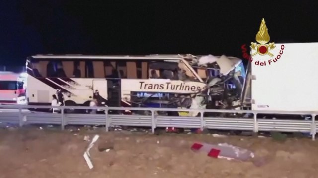 Nelaimė Italijoje – susidūrė autobusas su sunkvežimiu: mažiausiai 30 žmonių sužeisti