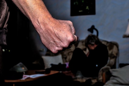 Vilniuje girtas vyras smurtavo prieš žmoną ir sūnų.