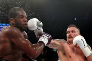 Ukrainietis O. Usykas apgynė bokso titulus, tačiau pralaimėjęs D. Dubois aiškina, kad iš jo atimta pergalė