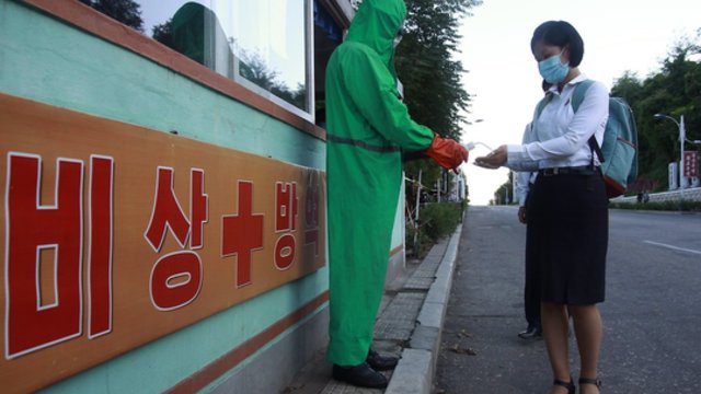 Šiaurės Korėja keičia griežtą COVID-19 politiką – leido užsienyje įstrigusiems piliečiams grįžti namo