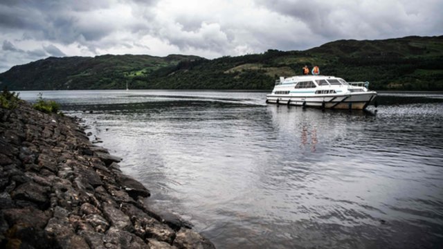 Noras rasti mistinę Lochneso ežero pabaisą nedingsta dešimtmečiais: šimtai Škotijoje jungiasi prie paieškų
