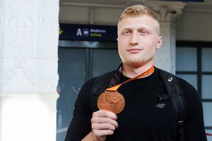 Lietuvos sporto savaitė: bronzinis M. Aleknos disko skrydis ir krepšinio rinktinės pergalės