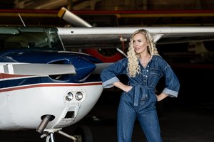 Naują fotosesiją aerodrome pristatanti Donata Gutauskienė-Laisva bandė nugalėti didžiausią baimę