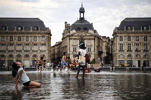 Prancūzijos mieste pratrūko pasipiktinimas dėl kaltinimų moteriai, per karštį apnuoginusiai krūtinę