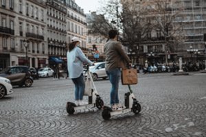 Paryžius atsisveikina su mylimais ir nekenčiamais elektriniais paspirtukais