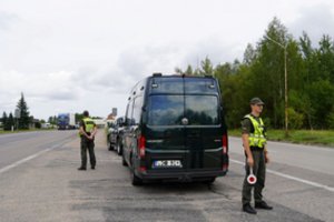 Pasieniečiams įkliuvo dar trys užsieniečiai su suklastotais vairuotojo pažymėjimais