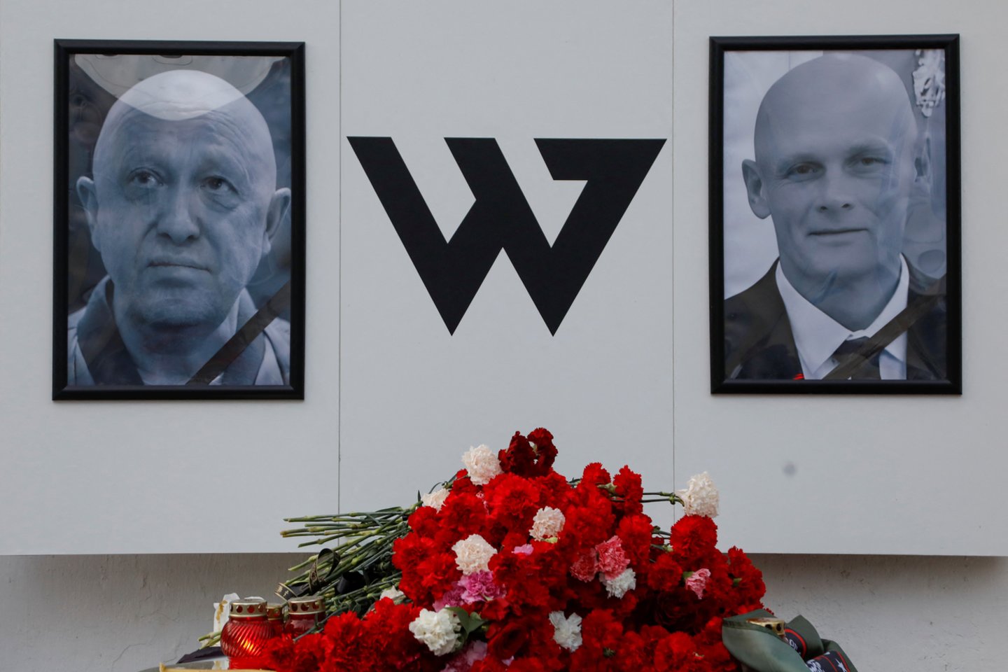 Laikinas paminklas „Wagner“ lyderiui Jevgenijui Prigožinui ir Dmitrijui Utkinui Novgorode.<br>Reuters/Scanpix nuotr.