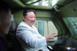 Kim Jong Unas paragino sustiprinti Šiaurės Korėjos karinį jūrų laivyną