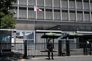 Į Japonijos ambasadą Kinijoje mesta plyta