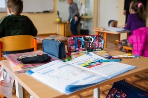 Socialdemokratai siūlo palengvinti finansinę mokytojų naštą: sieks kompensuoti kanceliarines išlaidas