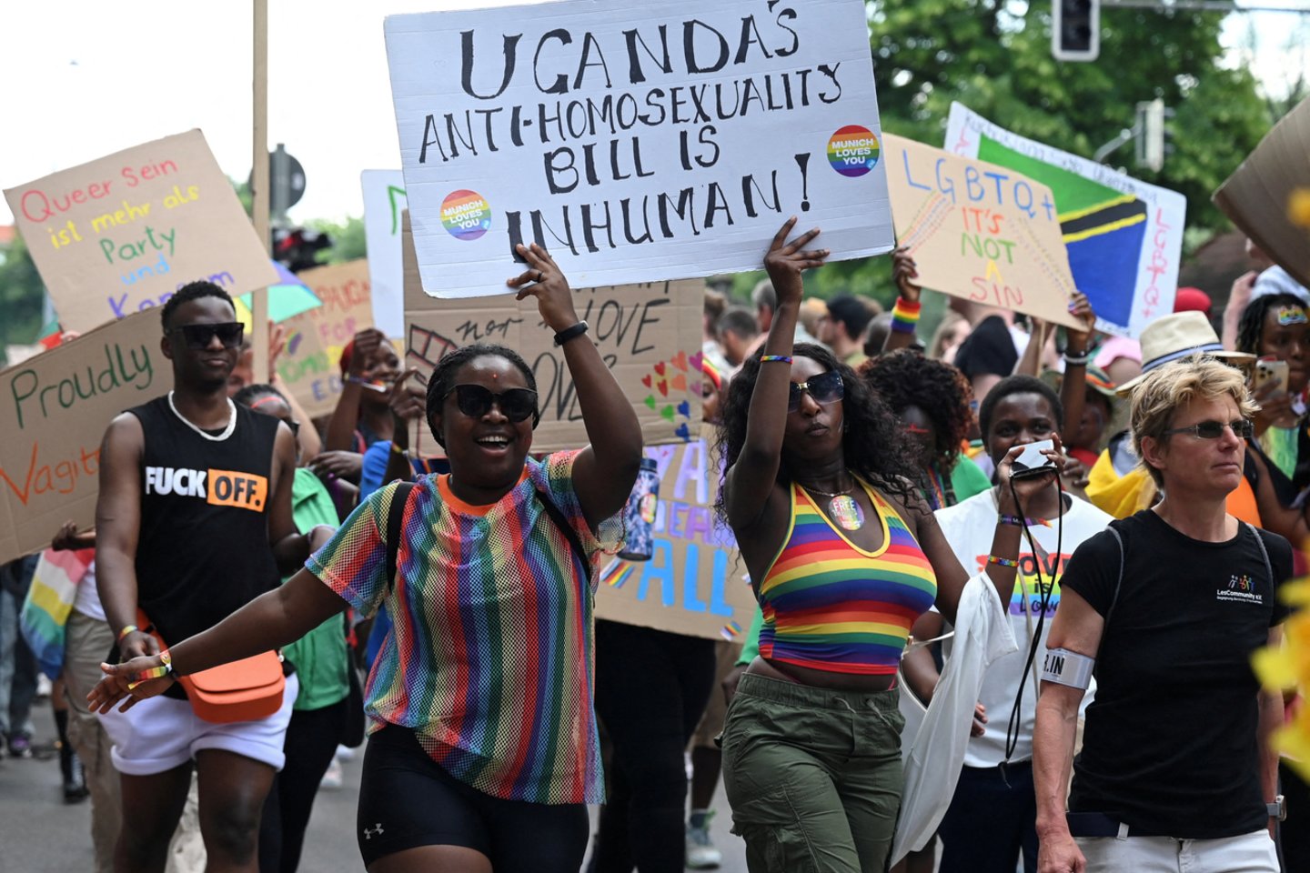 Miunchene LGBTQ+ bendruomenės atstovai protestuoja prieš Ugandą, dalyvaudami kasmetinėse Kristoferio gatvės parado eitynėse.<br>Reuters/Scanpix nuotr.