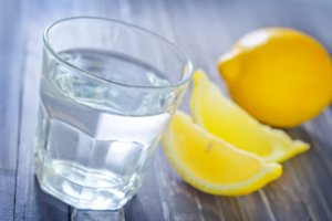 10 priežasčių, kodėl dieną verta pradėti nuo stiklinės vandens su citrina