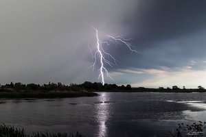 Naktį per Lietuvą slinko žaibai ir liūtys: fiksuota beveik 10 tūkst. išlydžių, tie patys audros debesys nusiaubė ir Lenkiją