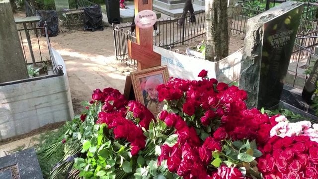 Paviešinti pirmieji kadrai iš J. Prigožino palaidojimo vietos: užfiksuotas gėlėmis dengtas kapas