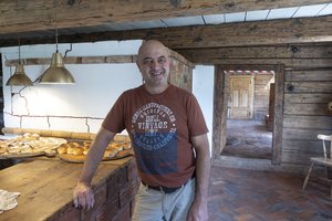 Niekam nieko nesakęs malkinėje krosnyje ėmė kepti duoną: „Kartais pagalvoju, kad ne tą darbą pusę gyvenimo dirbau“