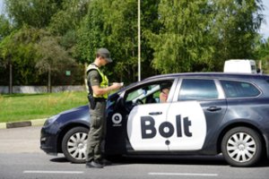 Migrantų kelionės per Lietuvą: vieni pavežėjai gabena nelegalus suvilioti pinigų, kiti – praneša pasieniečiams