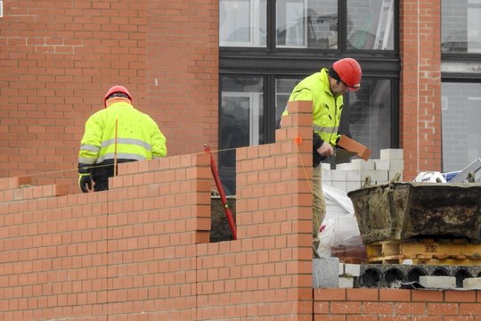 „Sodra“ praneša apie didėjantį darbo užmokestį: atsakė, kuriame sektoriuje augo sparčiausiai