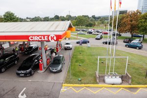 Degalinėse – neįtikėtinas kainų mažinimas: susiformavo automobilių spūstys