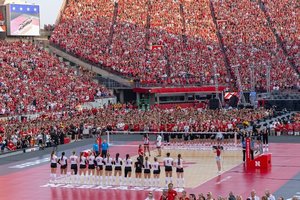 Įspūdinga – studenčių tinklinio rungtynėse Nebraskoje užfiksuotas visų laikų moterų sporto lankomumo rekordas