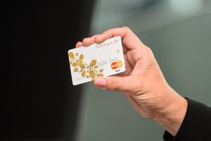 Apsipirkti Baltarusijoje taps dar sunkiau: nebegalėsite atsiskaityti „Swedbank“ kortele, išsigryninti – taip pat