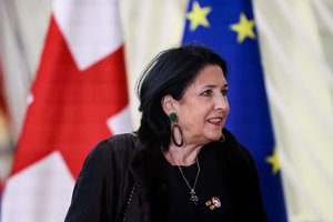 Sakartvelo valdančioji partija siekia prezidentės I. Zurabišvili apkaltos