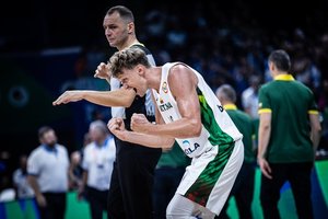 Rinktinė grįžo į pasaulio krepšinio elitą: M. Kuzminskas neslėpė šypsenos ir juokėsi iš savo emocijų
