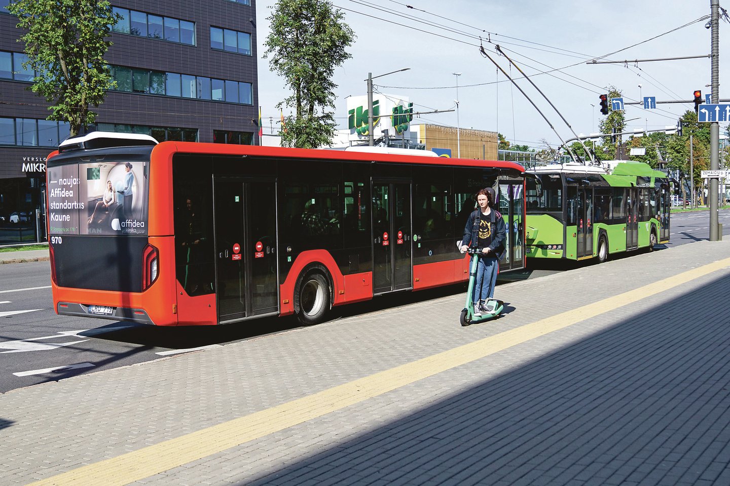 Miesto autobusų ir troleibusų spalvos pasirinktos prieš du dešimtmečius.<br>G.Bitvinsko nuotr.