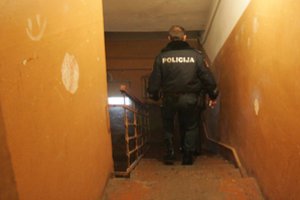 Klaipėdos daugiabučio laiptinėje – mįslinga jauno vyro mirtis: policija pradėjo tyrimą
