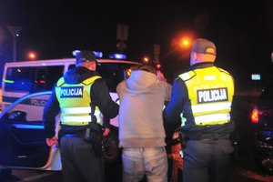 Nesėkmingi girto vairuotojo manevrai Kaune: daugiabučio kieme taranavo net 4 automobilius