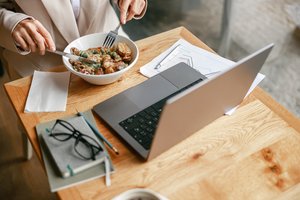 Pietūs biure: dietologė įvardijo klaidą, kurią daro daugelis